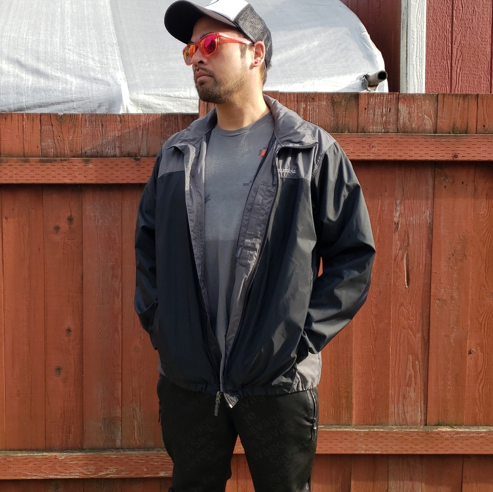 Like New Columbia Glennaker Lake Rain Jacket with Zippered Pockets Stowaway Hood